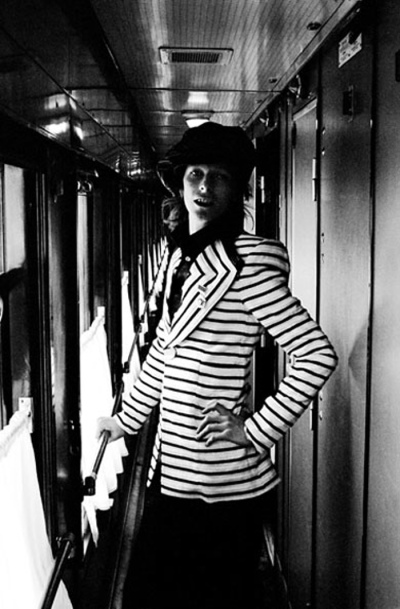 A kép az utazás elején készült, a Freddie Burretti-féle (Bowie személyes szabója) kabát nem igazán illett a környezethez, így két nap után visszafogottabban öltözött. (Fotó: Geoff MacCormack/Rock Archive)